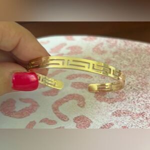 New NWOT Lightweight Medusa Goldtone Greek Key Designer-Style Cuff Bracelet
